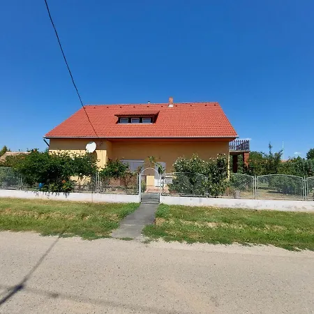 Schönes Mit Grossem Pool 1200 M Zum Balaton * Balatonberény