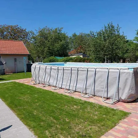 Schönes Mit Grossem Pool 1200 M Zum Balaton Balatonberény