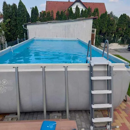 Schönes Mit Grossem Pool 1200 M Zum Balaton
