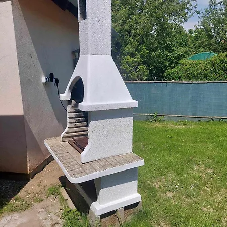 Schönes Mit Grossem Pool 1200 M Zum Balaton Ferienhaus