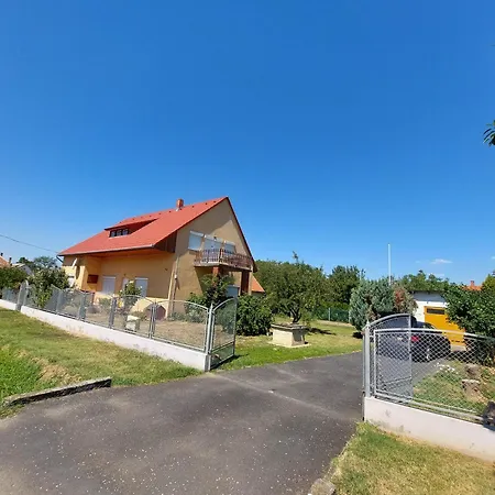 Schönes Mit Grossem Pool 1200 M Zum Balaton Ferienhaus