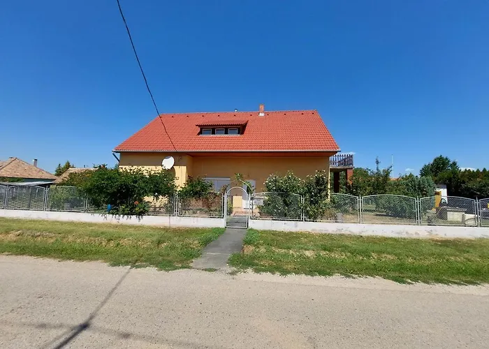 Schoenes Mit Grossem Pool 1200 M Zum Balaton * Balatonbereny