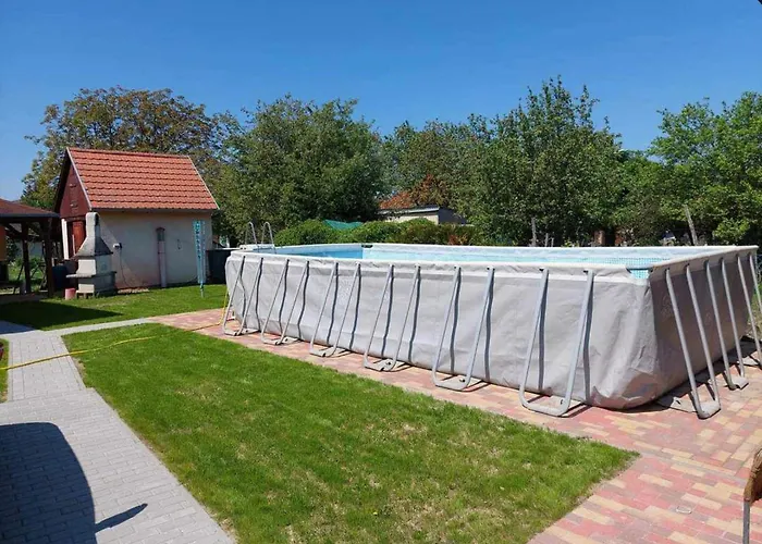 Schoenes Mit Grossem Pool 1200 M Zum Balaton Balatonbereny