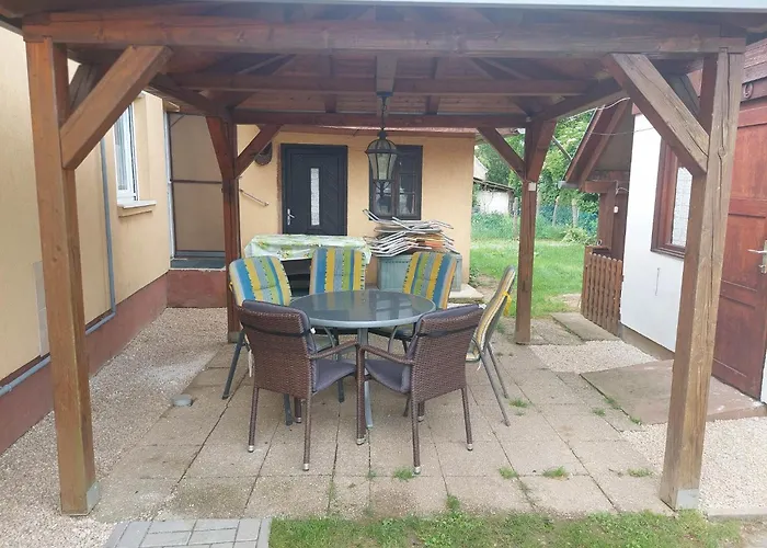 Schoenes Mit Grossem Pool 1200 M Zum Balaton *