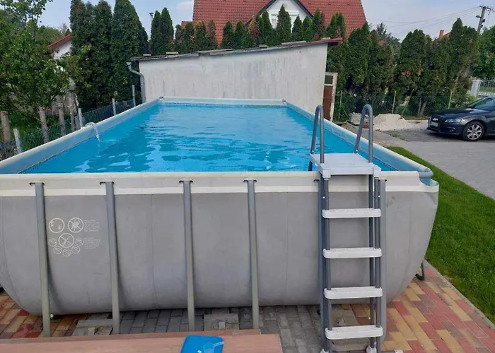 Schoenes Mit Grossem Pool 1200 M Zum Balaton