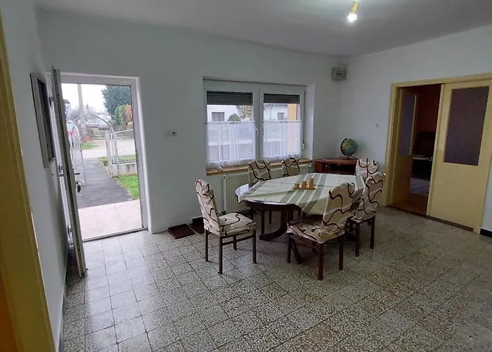 Schoenes Mit Grossem Pool 1200 M Zum Balaton Balatonbereny